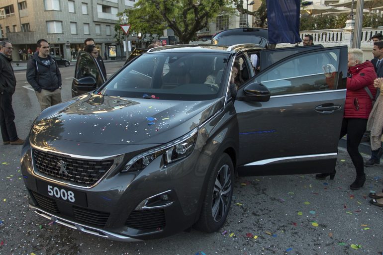 Decenas de personas descubren el Nuevo SUV Peugeot 5008