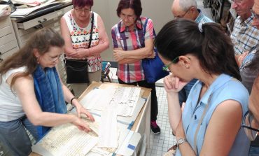 Una treintena de oscenses visitan el Archivo Municipal de Huesca en una jornada de puertas abiertas