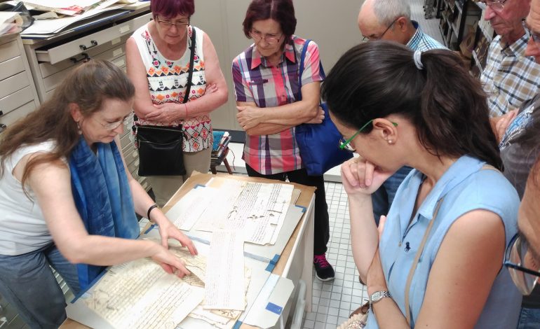 Una treintena de oscenses visitan el Archivo Municipal de Huesca en una jornada de puertas abiertas