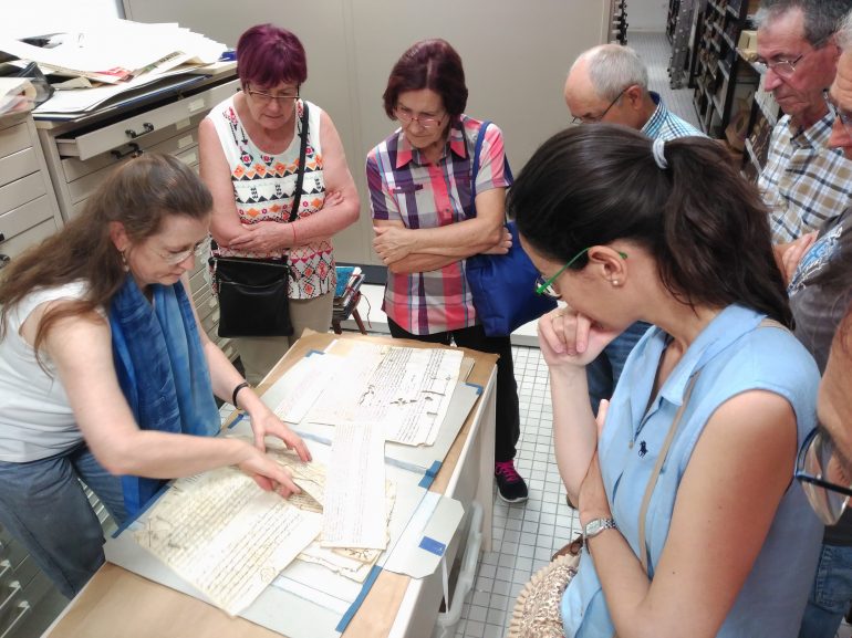 Una treintena de oscenses visitan el Archivo Municipal de Huesca en una jornada de puertas abiertas