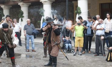 Visitantes de varios puntos de España descubren la historia de Fonz en la XII Feria del Renacimiento