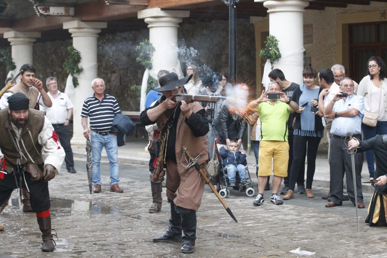 Visitantes de varios puntos de España descubren la historia de Fonz en la XII Feria del Renacimiento