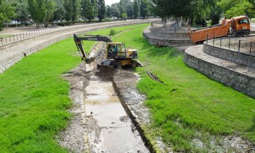 El Ayuntamiento de Huesca inicia los trabajos de extracción y arrastre de grava para la limpieza del cauce urbano del río Isuela