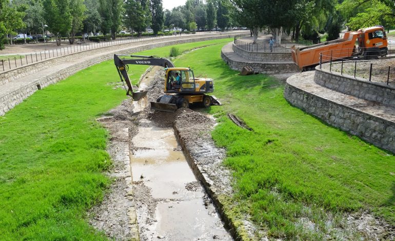 El Ayuntamiento de Huesca inicia los trabajos de extracción y arrastre de grava para la limpieza del cauce urbano del río Isuela