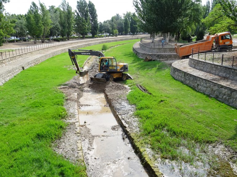 El Ayuntamiento de Huesca inicia los trabajos de extracción y arrastre de grava para la limpieza del cauce urbano del río Isuela