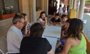 Jóvenes de varias provincias colaboran con usuarios de Down Huesca en la construcción del albergue escuela La Sabina de Fonz