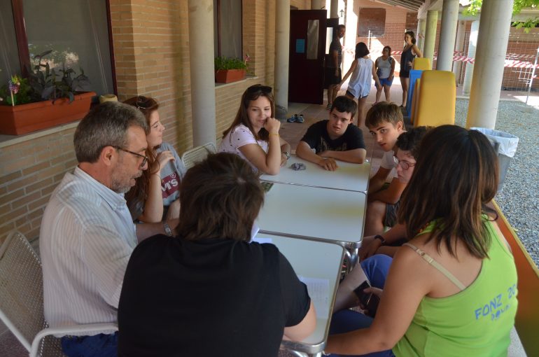 Jóvenes de varias provincias colaboran con usuarios de Down Huesca en la construcción del albergue escuela La Sabina de Fonz