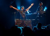 Mateo Kingman cerró un multitudinario fin de semana de Pirineos Sur con una muestra de la nueva música latina