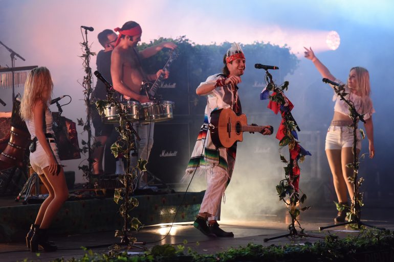 Crystal Fighters conviertieron el Anfiteatro de Lanuza en su particular pista baile con un directo arrollador