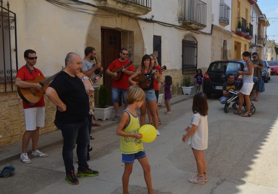 La jota de ronda ameniza las fiestas de Santalecina