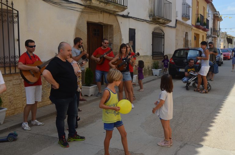 La jota de ronda ameniza las fiestas de Santalecina