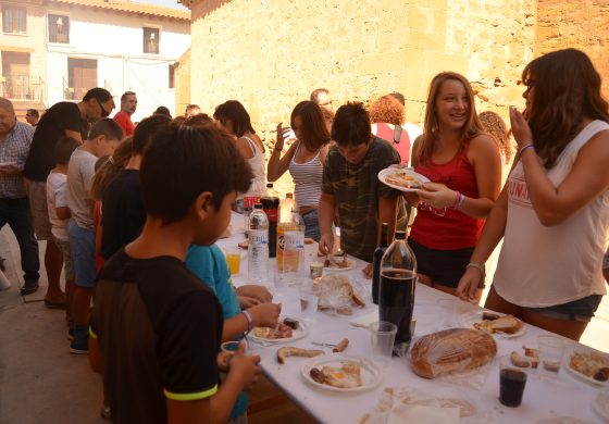 Estiche inicia sus fiestas mayores con una 'huevo fritada' popular