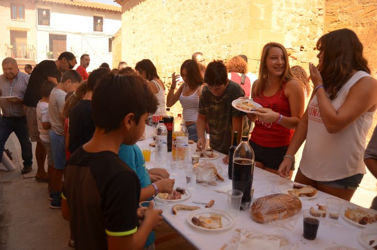 Estiche inicia sus fiestas mayores con una ‘huevo fritada’ popular