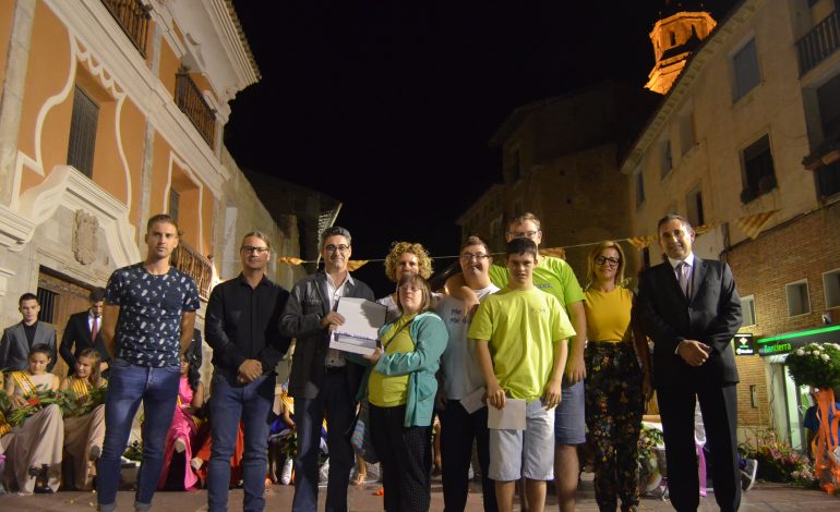 Un divertido desfile de carrozas y la presentación de las Majas  abren las fiestas de Fonz