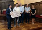 El alcalde de Huesca entrega el premio al ganador del III Concurso Internacional de Relato Corto “Huesca, Leyenda Viva”