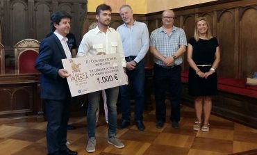El alcalde de Huesca entrega el premio al ganador del III Concurso Internacional de Relato Corto “Huesca, Leyenda Viva”