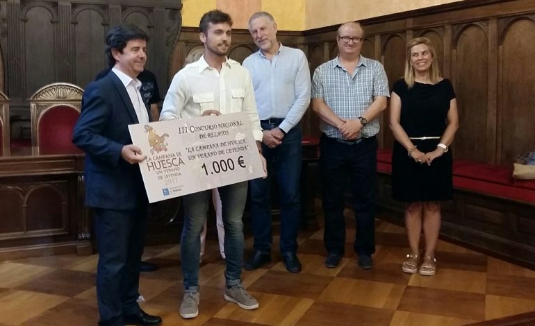 El alcalde de Huesca entrega el premio al ganador del III Concurso Internacional de Relato Corto “Huesca, Leyenda Viva”