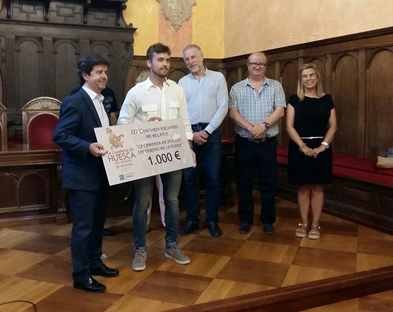 El alcalde de Huesca entrega el premio al ganador del III Concurso Internacional de Relato Corto “Huesca, Leyenda Viva”