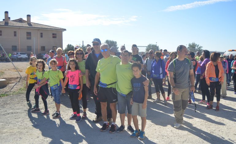 Unas 400 personas machan por Fonz para apoyar la culminación del albergue de Down Huesca