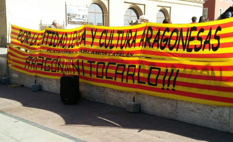 La plataforma aragonesa "No hablamos catalán" recoge 500 firmas en la plaza del Pilar