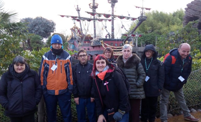 Un grupo de 40 usuarios de Atades Huesca viaja a Disneyland París
