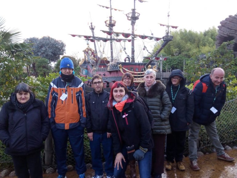 Un grupo de 40 usuarios de Atades Huesca viaja a Disneyland París