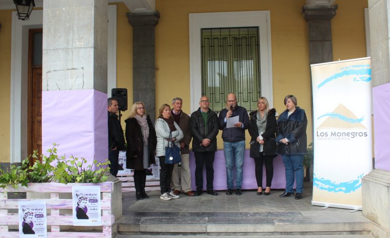 Mujeres y hombres de Los Monegros muestran su repulsa hacia la violencia de género