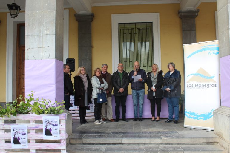 Mujeres y hombres de Los Monegros muestran su repulsa hacia la violencia de género