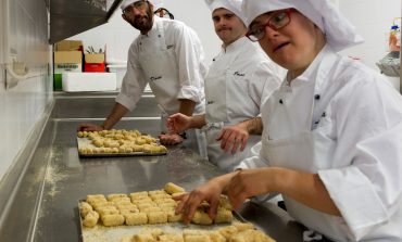 Deleita Inclusión pone a la venta sus primeras croquetas hechas a mano junto al equipo de Carmelo Bosque