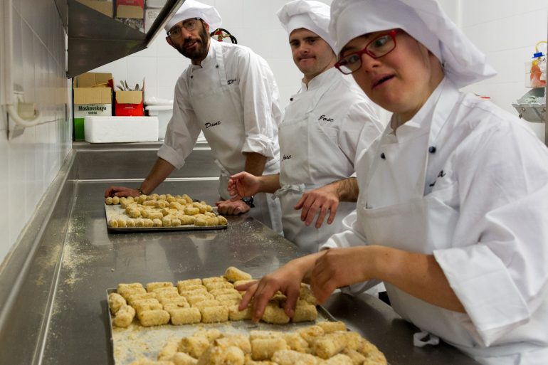 Deleita Inclusión pone a la venta sus primeras croquetas hechas a mano junto al equipo de Carmelo Bosque