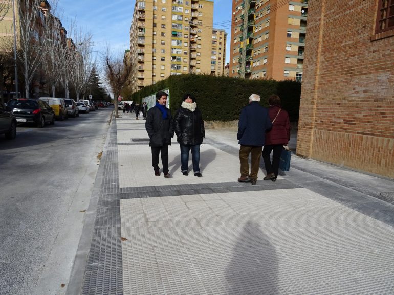 El alcalde de Huesca visita la avenida Pirineos tras la intervención