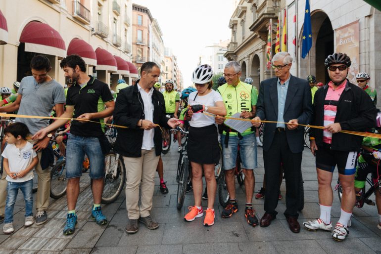 Cerca de 200 personas pedalean por el respeto mutuo en una ruta que ya es más segura para ciclistas