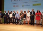 El responsable de Fundación Cruz Blanca y presidente de Lares, Juan Ignacio Vela Caudevilla recibe uno de los premios Solidarios ONCE Aragón 2018