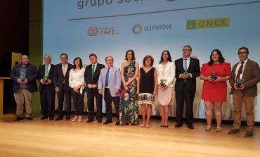 El responsable de Fundación Cruz Blanca y presidente de Lares, Juan Ignacio Vela Caudevilla recibe uno de los premios Solidarios ONCE Aragón 2018