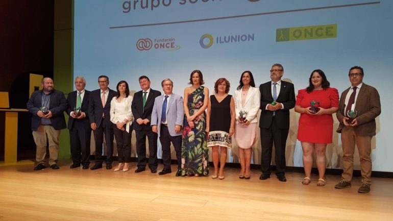 El responsable de Fundación Cruz Blanca y presidente de Lares, Juan Ignacio Vela Caudevilla recibe uno de los premios Solidarios ONCE Aragón 2018