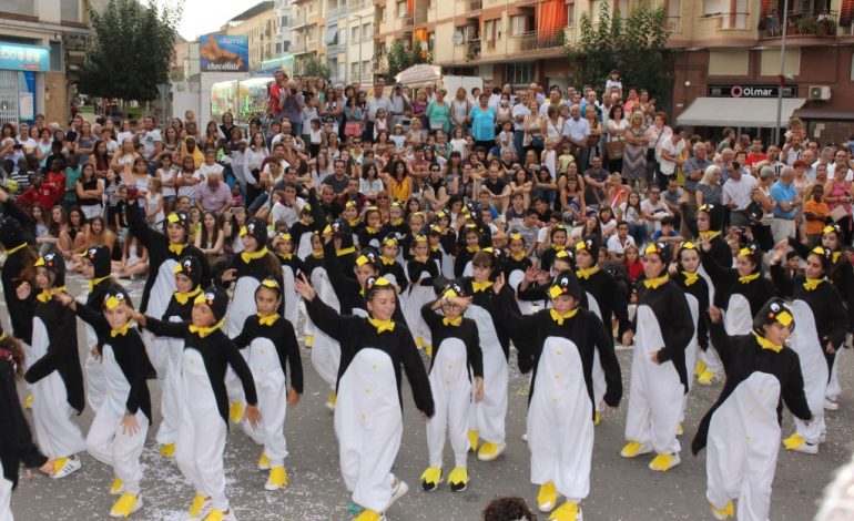 El desfile de carrozas despide las fiestas mayores en Tamarite de Litera