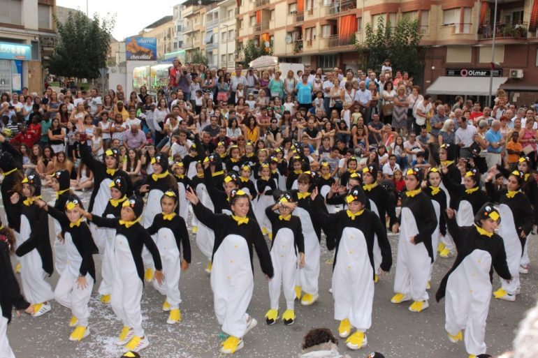 El desfile de carrozas despide las fiestas mayores en Tamarite de Litera