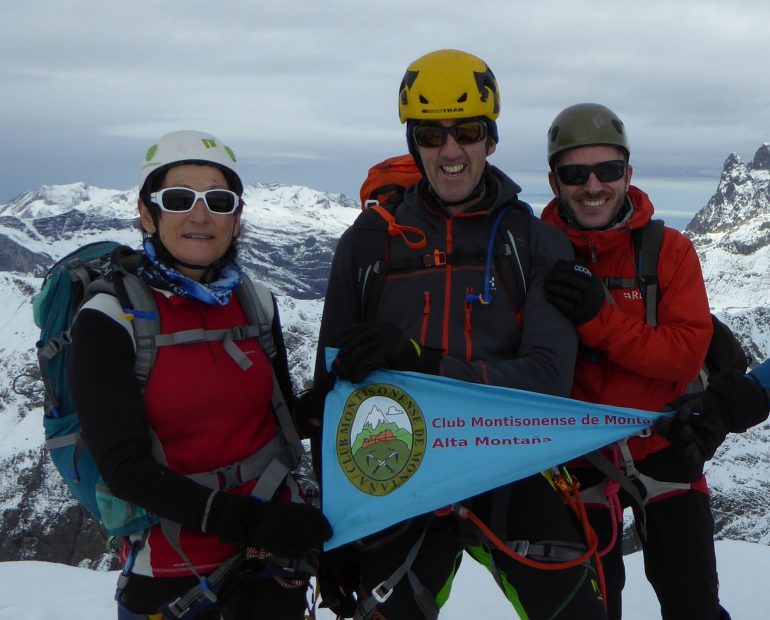 El Club Montisonense de Montaña en la cima del Anayet 2575 m