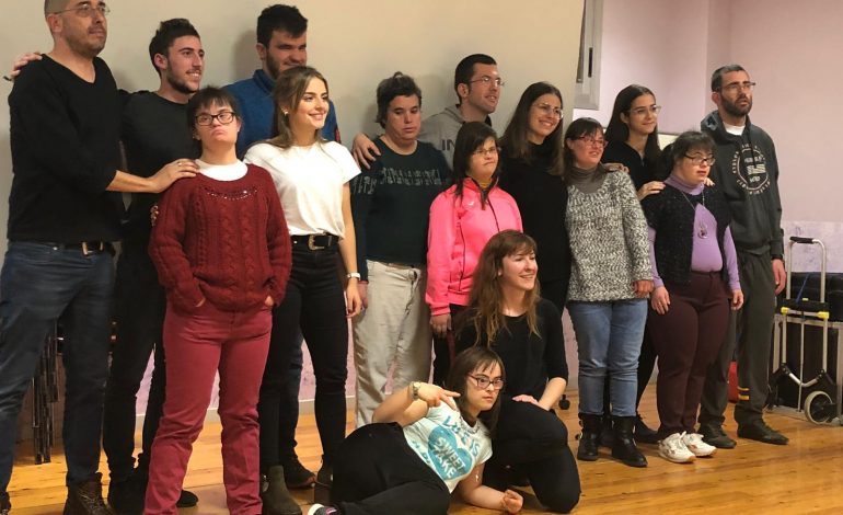 Usuarios de Down Huesca y estudiantes de Magisterio escenifican el proyecto 'Laboratorio desde el cuerpo'