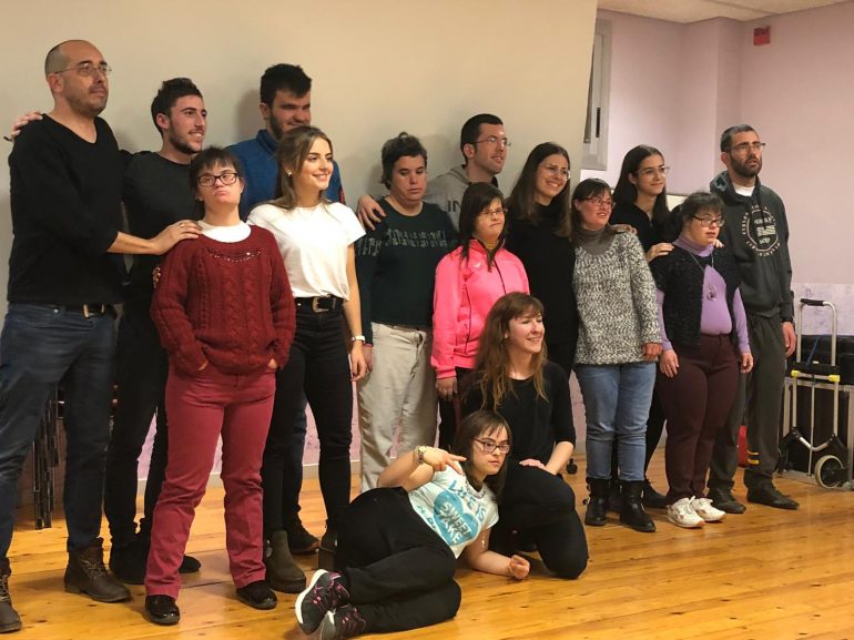 Usuarios de Down Huesca y estudiantes de Magisterio escenifican el proyecto ‘Laboratorio desde el cuerpo’