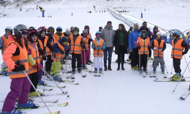 Los más pequeños disfrutan de la nieve en la mayor campaña de esquí escolar en las estaciones Altoaragonesas
