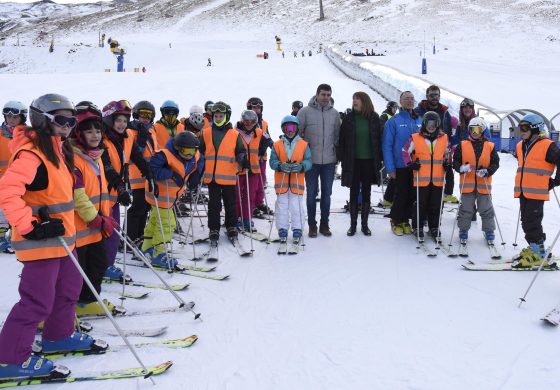 Los más pequeños disfrutan de la nieve en la mayor campaña de esquí escolar en las estaciones Altoaragonesas