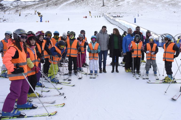 Los más pequeños disfrutan de la nieve en la mayor campaña de esquí escolar en las estaciones Altoaragonesas