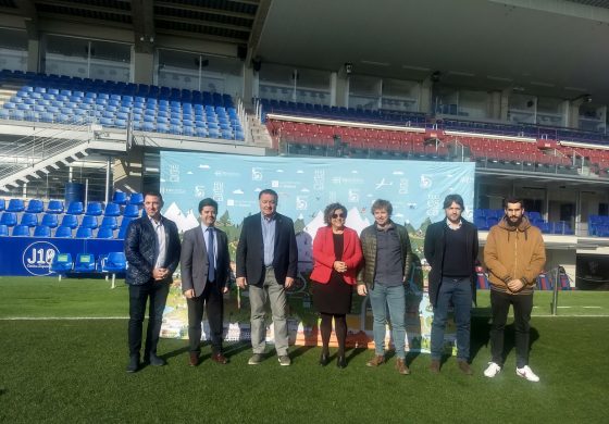 Los jugadores de la Sociedad Deportiva Huesca muestran la Magia del Alto Aragón