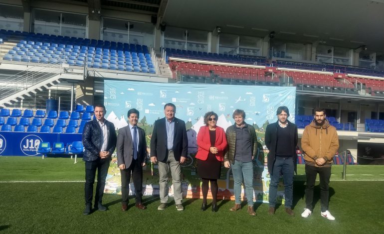 Los jugadores de la Sociedad Deportiva Huesca muestran la Magia del Alto Aragón