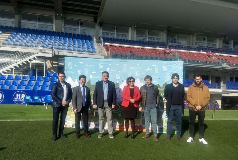 Los jugadores de la Sociedad Deportiva Huesca muestran la Magia del Alto Aragón