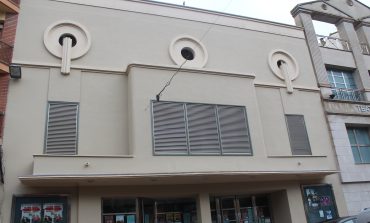 Finaliza la rehabilitación de la fachada principal del teatro Victoria de Monzón