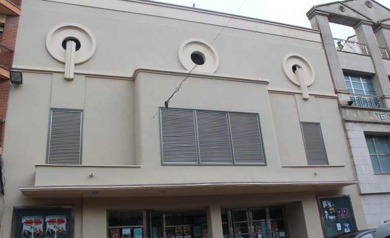 Finaliza la rehabilitación de la fachada principal del teatro Victoria de Monzón