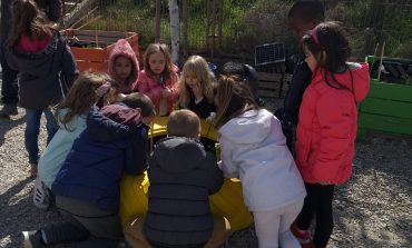 Los escolares de la Zona Oriental de Huesca recogen los frutos de sus huertos escolares