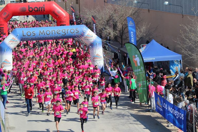 Gran ambiente y participación en la VI Carrera solidaria en beneficio de la Asociación Española contra el Cáncer celebrada en Sariñena con casi mil inscritos